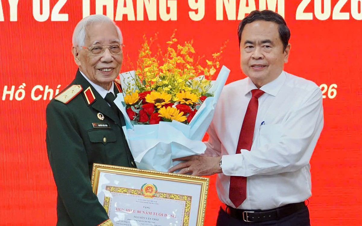 Chủ tịch Quốc hội Trần Thanh Mẫn trao Huy hiệu Đảng tại TP.HCM