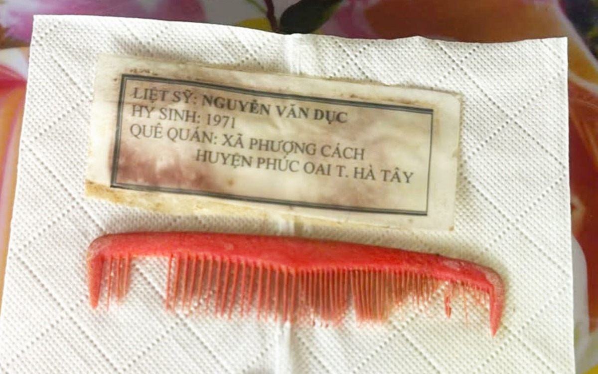 Chiếc lược, tấm giấy ghi Nguyễn Văn Dục, tấm nhôm NG T TRO: Hy vọng liệt sĩ sớm về với gia đình