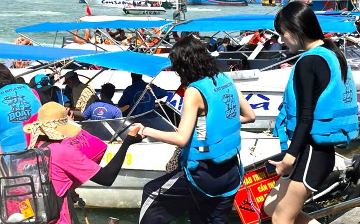Thoát kẹt xe trên cao tốc, du khách TP.HCM, Đồng Nai đổ về Nha Trang đông nghèn nghẹt