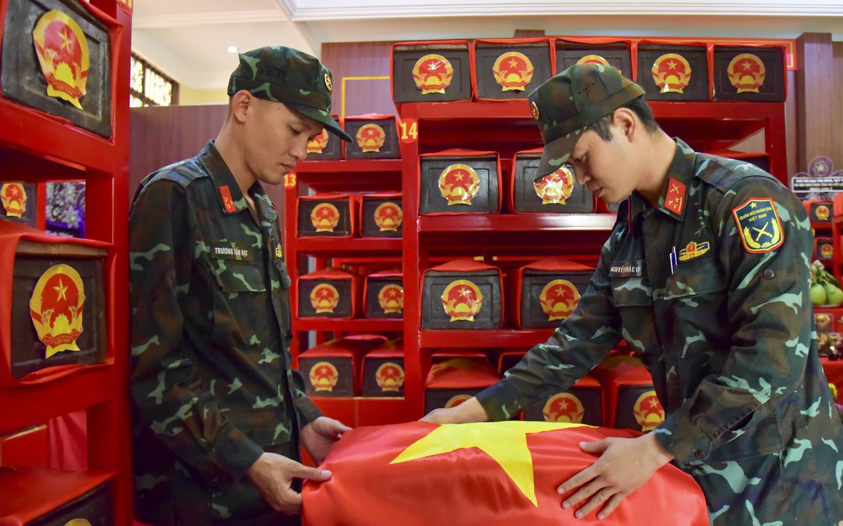 Phủ Quốc kỳ thiêng liêng lên từng hài cốt anh hùng liệt sĩ tại công viên Lê Thị Riêng