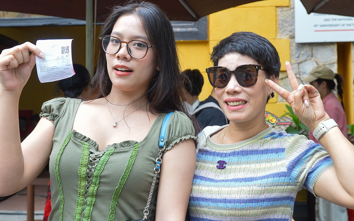 Nhà tù Hỏa Lò đông kín người tham quan, Bảo tàng Lịch sử Quốc gia cơ sở 2 mở xuyên lễ