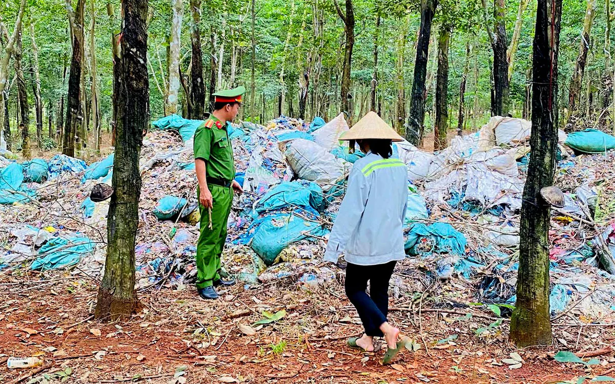 Đồng Nai phát hiện gần 8,5 tấn chất thải rắn đổ trộm gần sân bay Tecnic