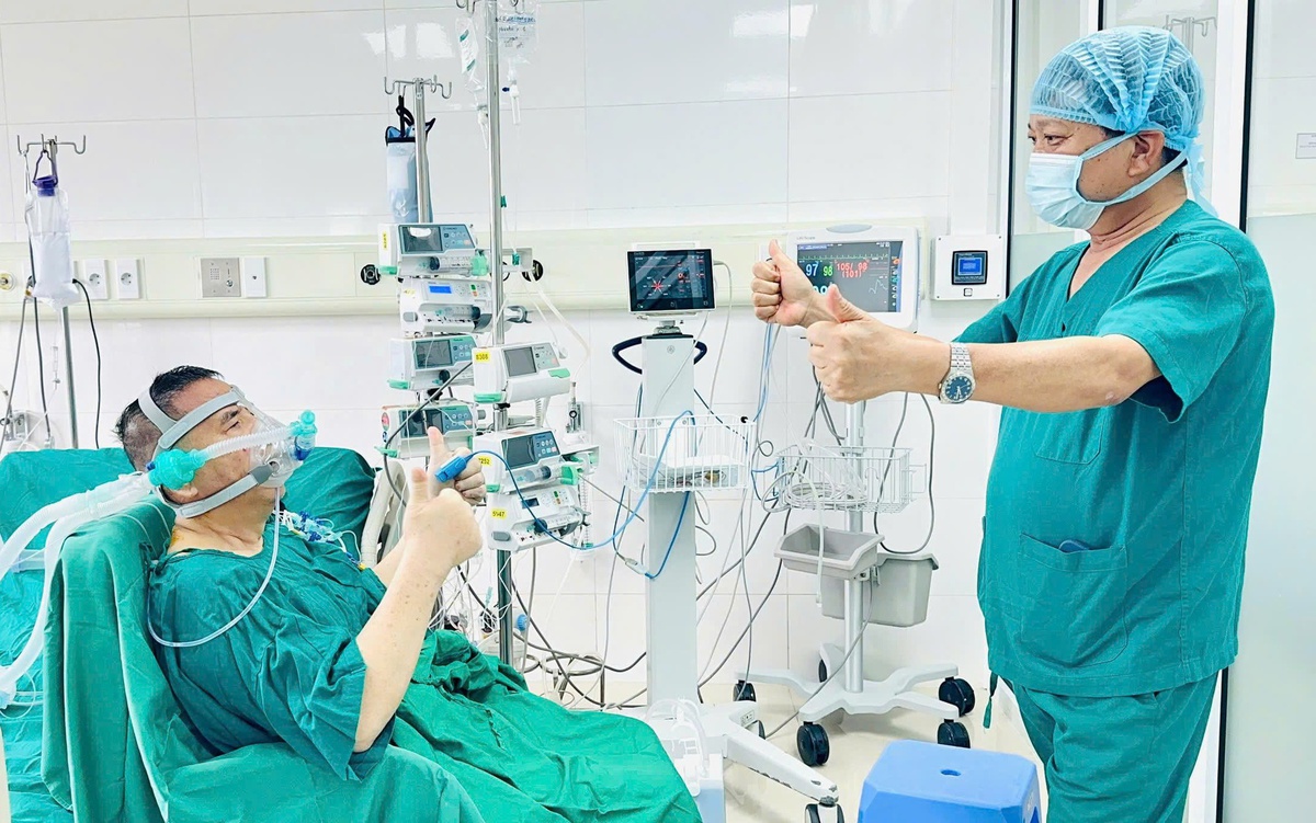 Tỉnh lại sau ca ghép phổi, người đàn ông 59 tuổi xin giấy để viết cho vợ: 'Em đừng khóc'