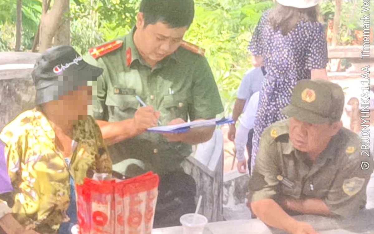 Công an mời nhiều người bán hàng rong ở chùa Long Sơn ký cam kết