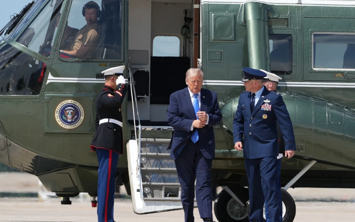 Mỹ điều tra nghi vấn trực thăng quân sự chở ông Trump bay quá gần máy bay thương mại