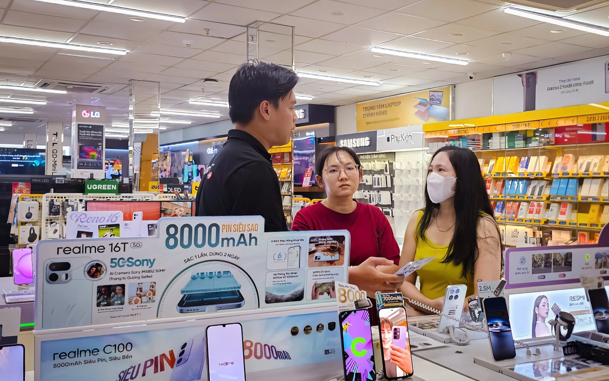 Mùa tựu trường: Cao điểm mua sắm bán lẻ công nghệ và thời trang