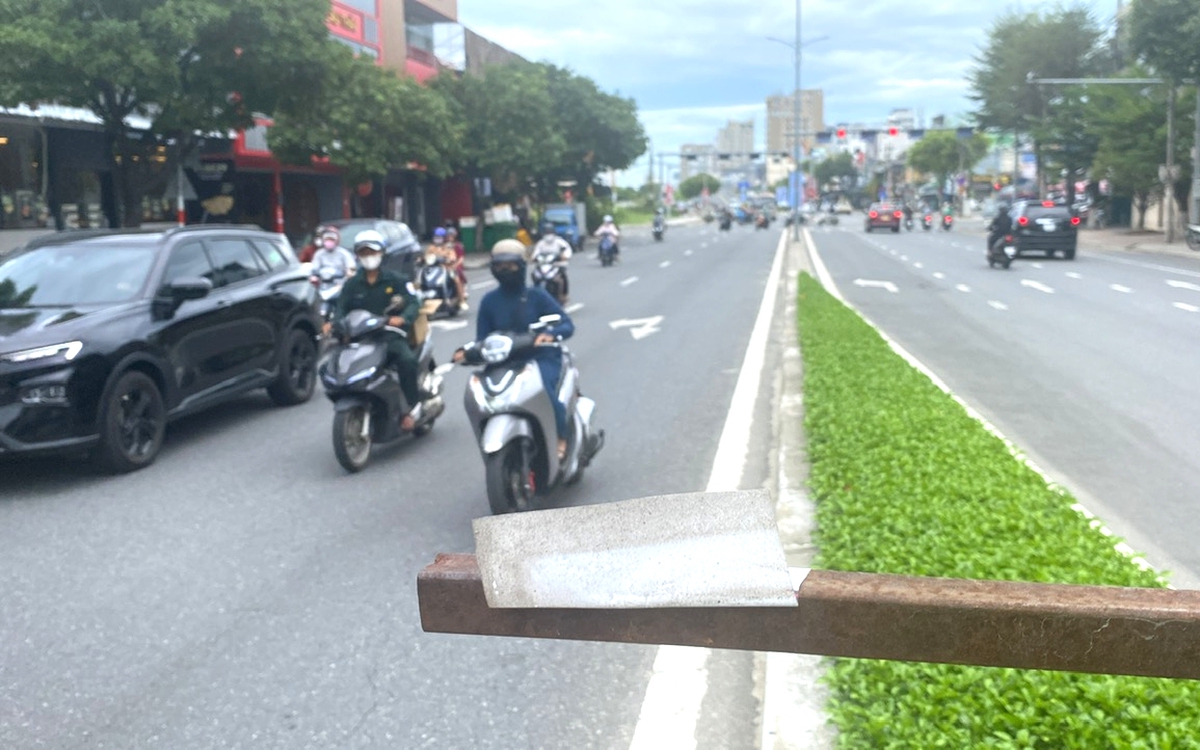 Suýt gặp nạn vì thanh sắt treo băng rôn quá thấp giữa đường