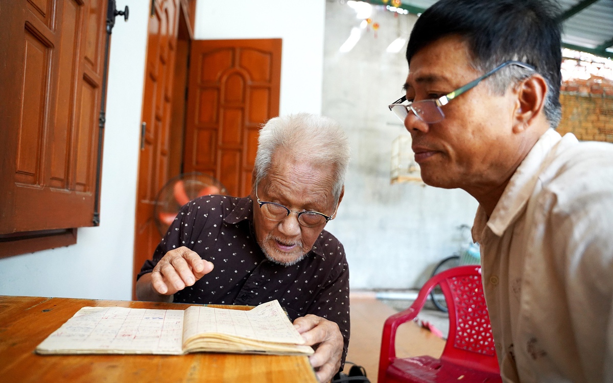 Từ Thanh Hóa vào Quảng Ngãi, tìm 'một cái tên' liệt sĩ trong cuốn sổ của y sĩ 96 tuổi