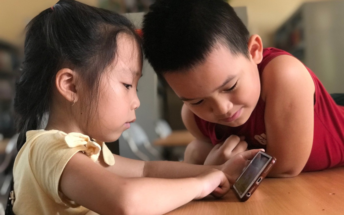 Nghiên cứu: Dùng mạng xã hội sớm, trẻ học kém hơn ở môn toán và đọc hiểu