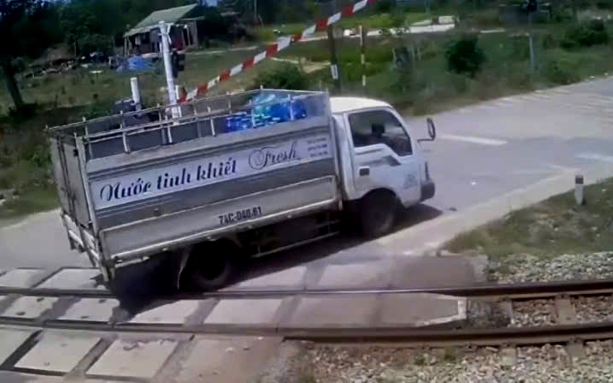 Cố vượt đường sắt khi thanh chắn đã dịch chuyển, 2 tài xế bị phạt 38 triệu đồng