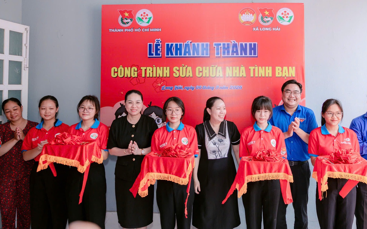 Sửa 2 nhà tình bạn cho chiến sĩ Hoa phượng đỏ vượt khó