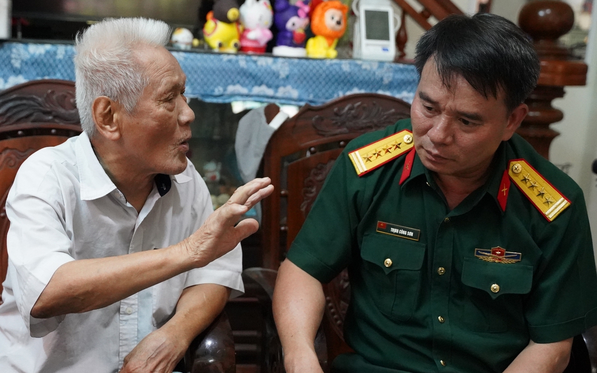 Bộ CHQS tỉnh Quảng Ngãi gặp y sĩ 96 tuổi có cuốn sổ ghi tên 181 liệt sĩ