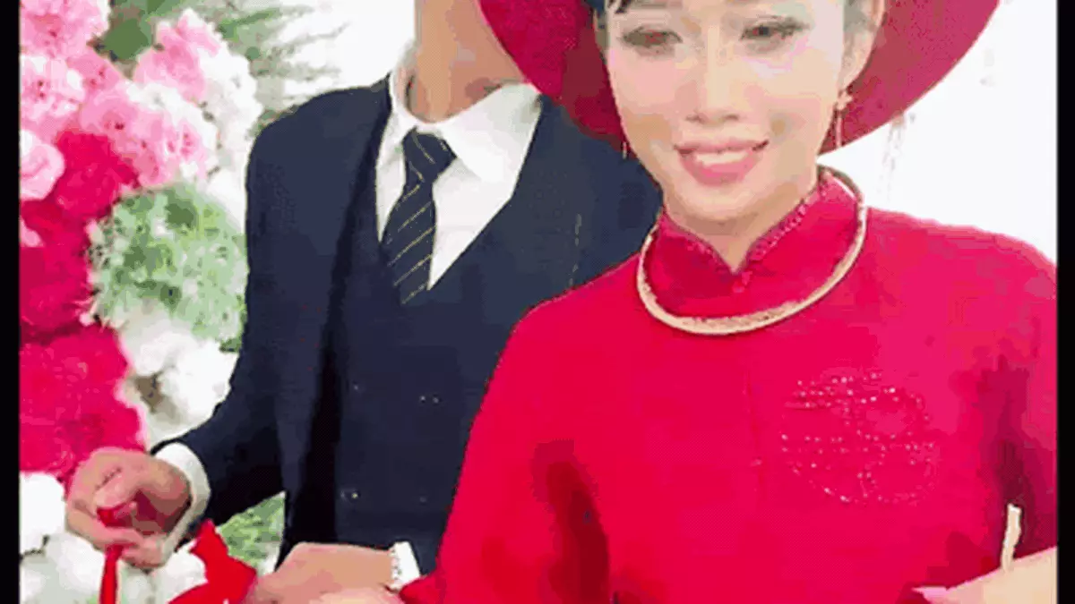 ‘Trả lễ’ mỗi người bê tráp bằng một con cua, cô dâu Cà Mau gây sốt mạng xã hội