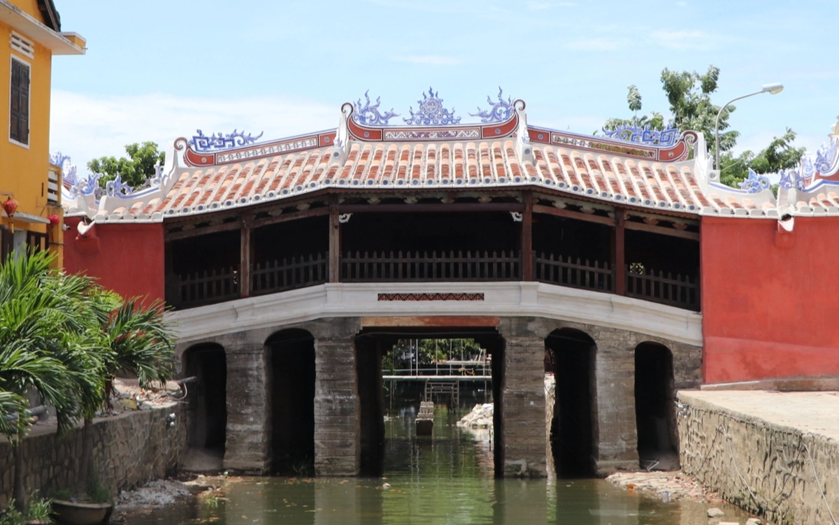 Chuyện ở Chùa Cầu: Muốn giữ gìn di sản, đừng chỉ treo biển cấm