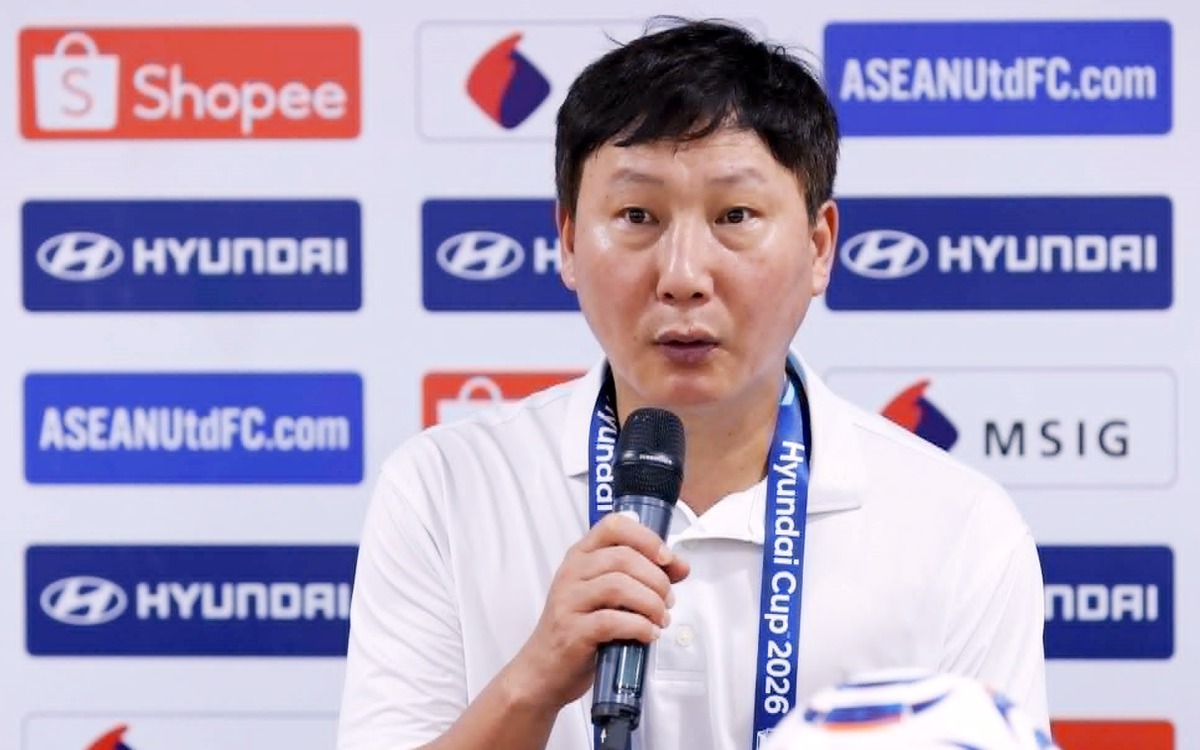 Trực tuyến HLV Kim Sang Sik trả lời họp báo trước trận Việt Nam gặp Campuchia