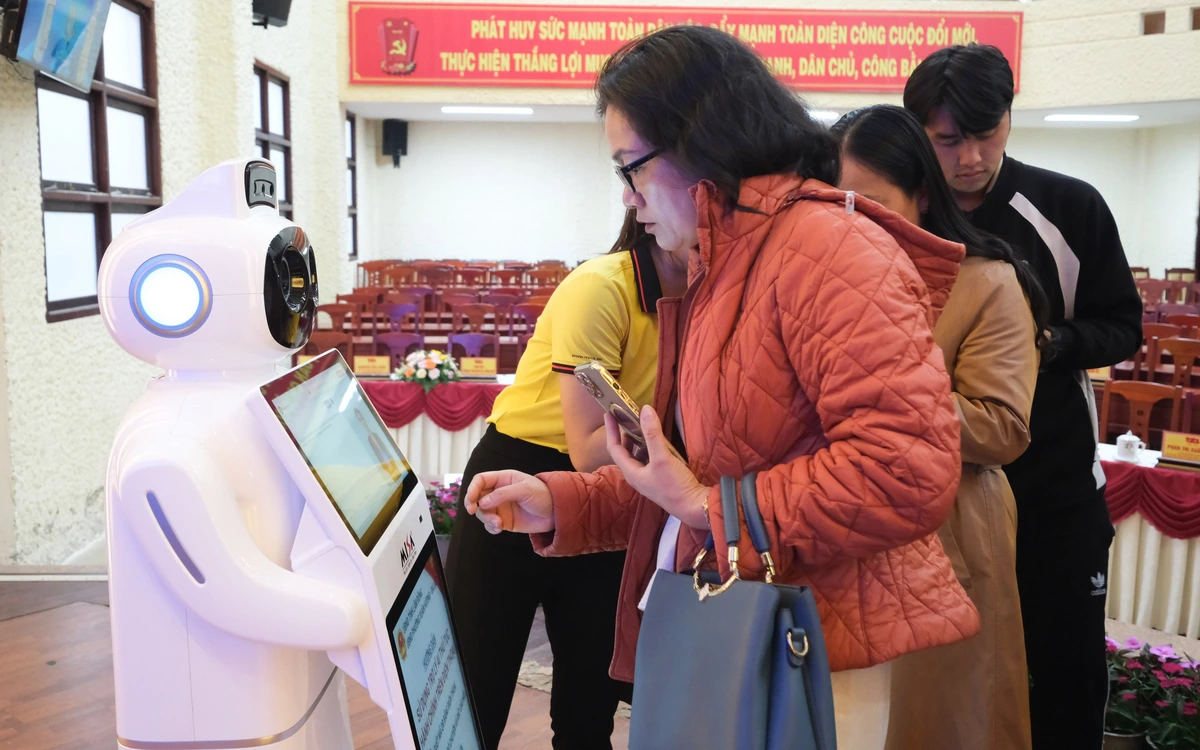 Robot AI làm lễ tân hành chính ở Đà Lạt