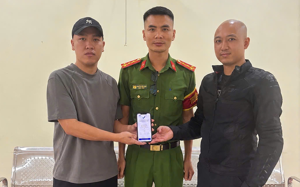 Chuyển nhầm 5 tỉ đồng, người đàn ông ở Hà Nội chạy xe máy vào Quảng Trị để nhận lại tiền