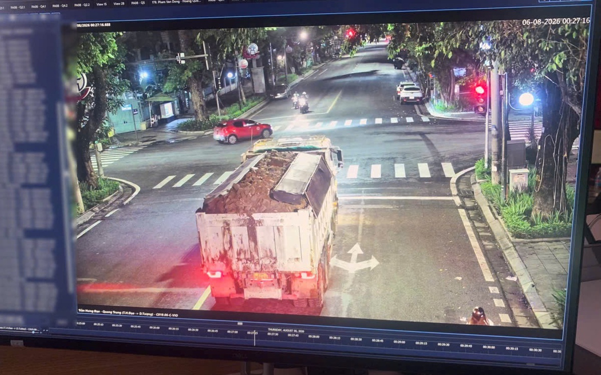 Camera AI truy vết xe tải làm rơi vãi đất ra đường trong đêm