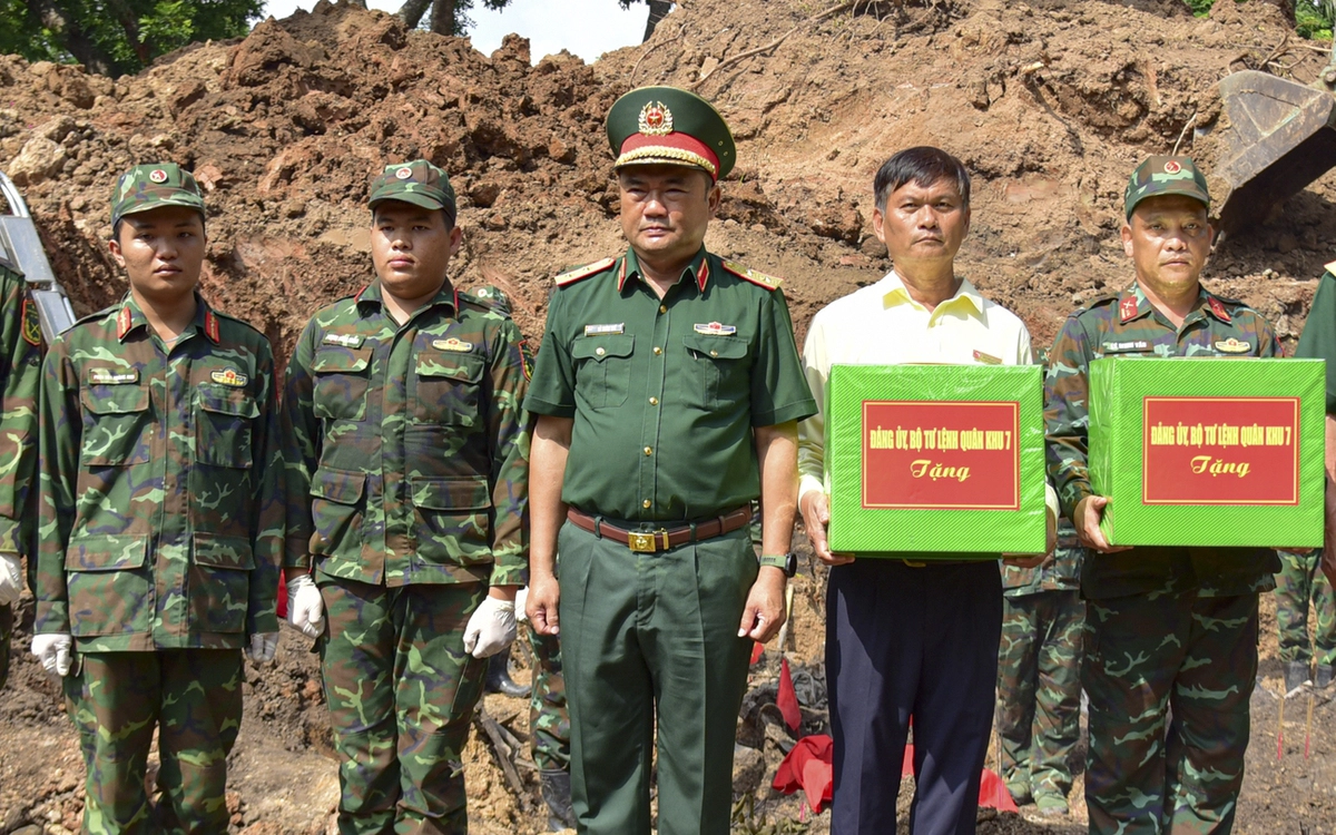 Tư lệnh Quân khu 7: Tôi mong các gia đình liệt sĩ tìm được người thân như tôi đã tìm thấy mẹ mình