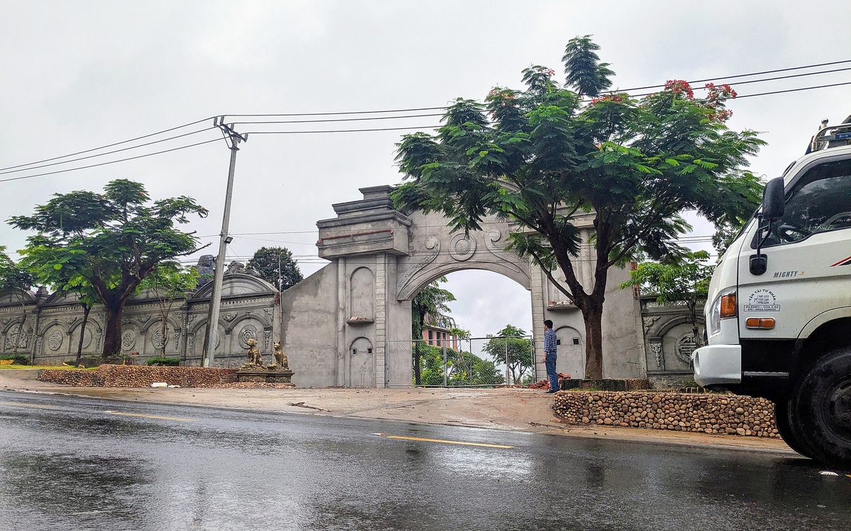 Vụ xây cổng ngõ hoành tráng lấn đất quốc lộ: 3 lần vận động không xong, xã lên kế hoạch cưỡng chế