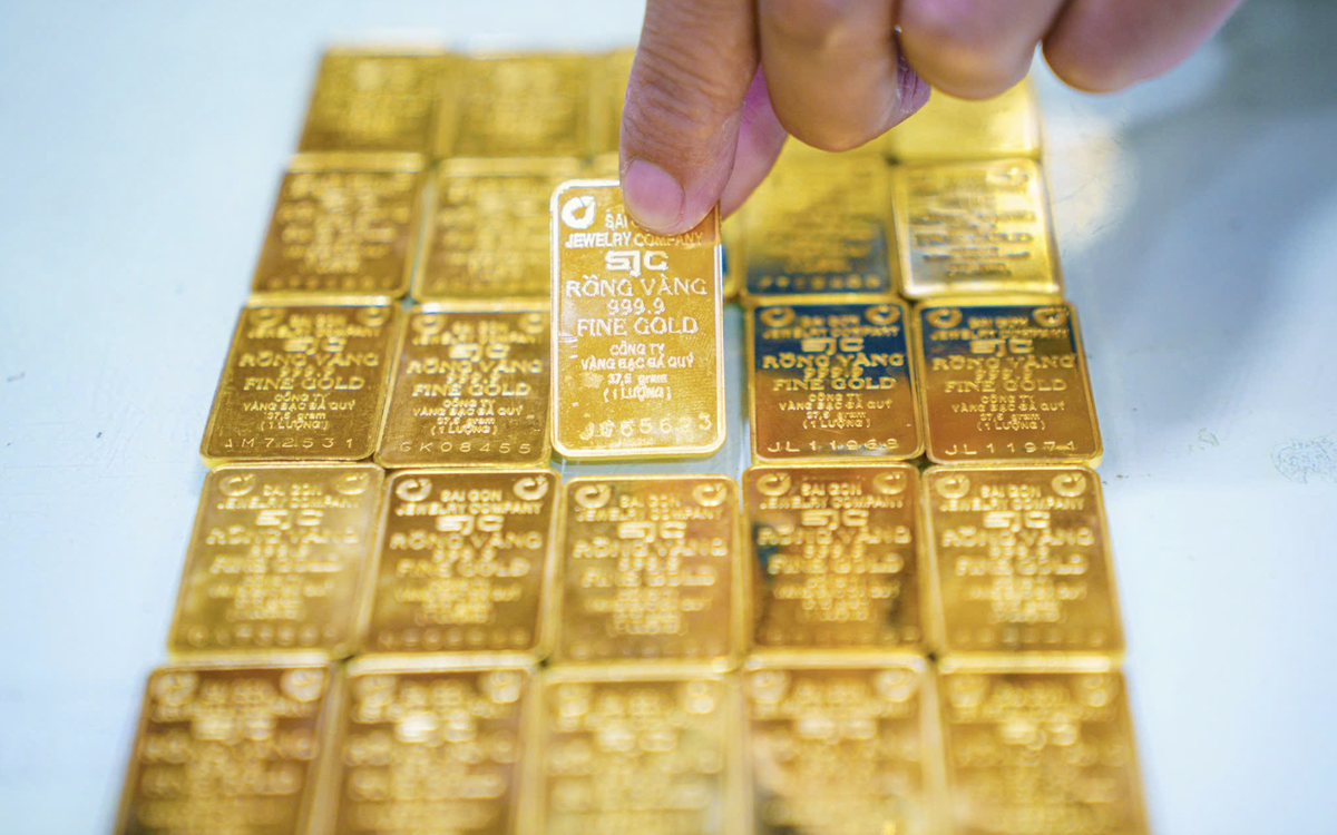 Giá dầu tăng, vàng lùi về 4.235 USD/ounce