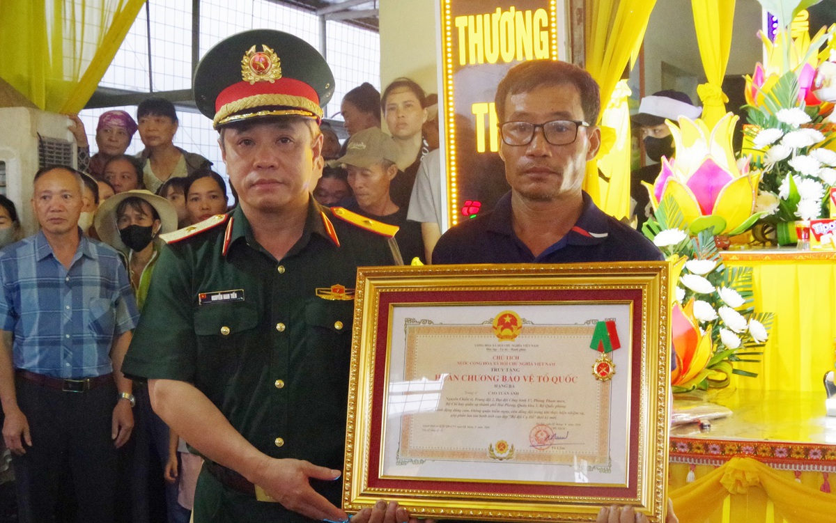 Trao tặng Huân chương Bảo vệ Tổ quốc cho trung sĩ Cao Tuấn Anh