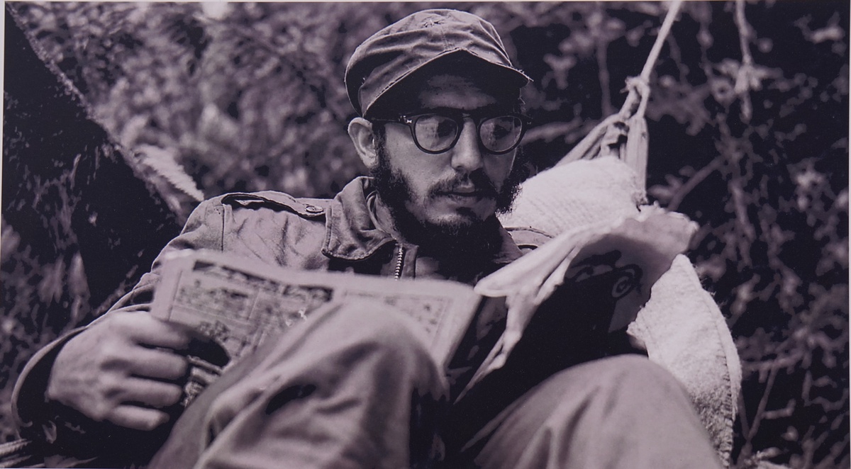 Những hình ảnh quý từ Cuba, Chủ tịch Fidel Castro chặt mía, đọc sách giữa núi rừng
