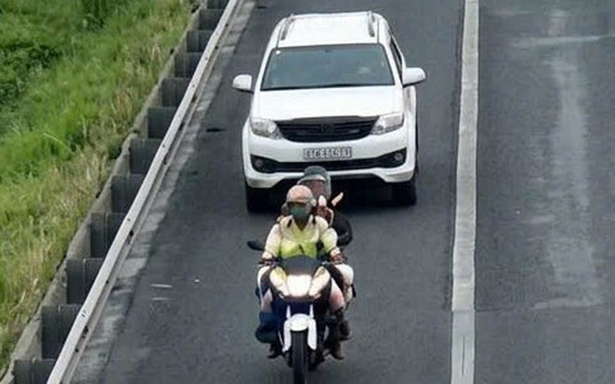 Cảnh sát giao thông lái mô tô dẫn xe vào làn khẩn cấp cao tốc TP.HCM - Trung Lương