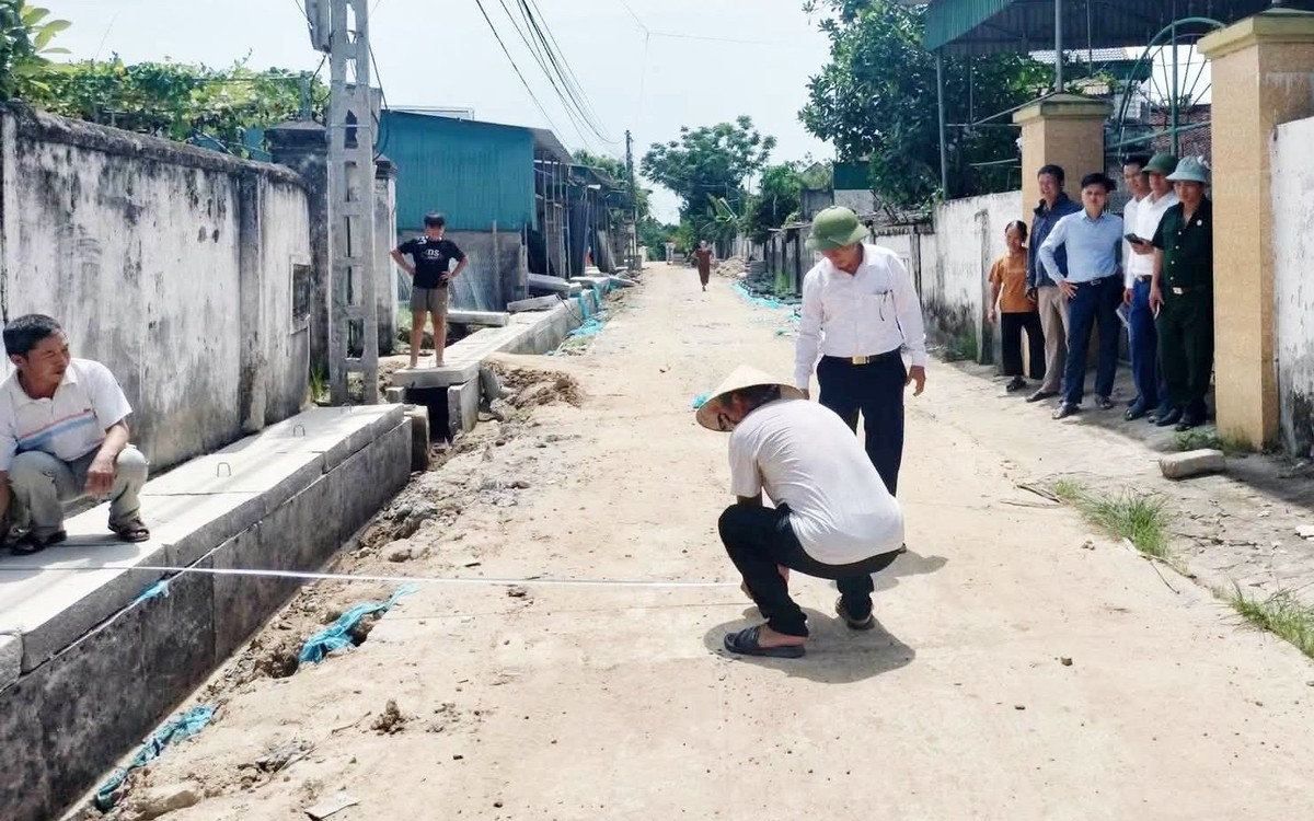 Người dân quê Bác đồng lòng hiến đất, dỡ tường rào mở đường