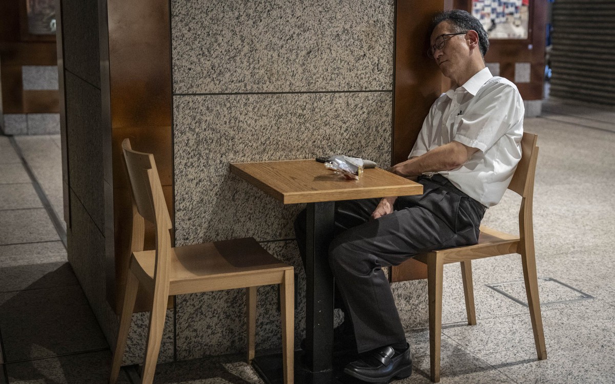 Nhật Bản nới lỏng giờ làm thêm, nỗi lo văn hóa 'làm đến kiệt sức' quay lại