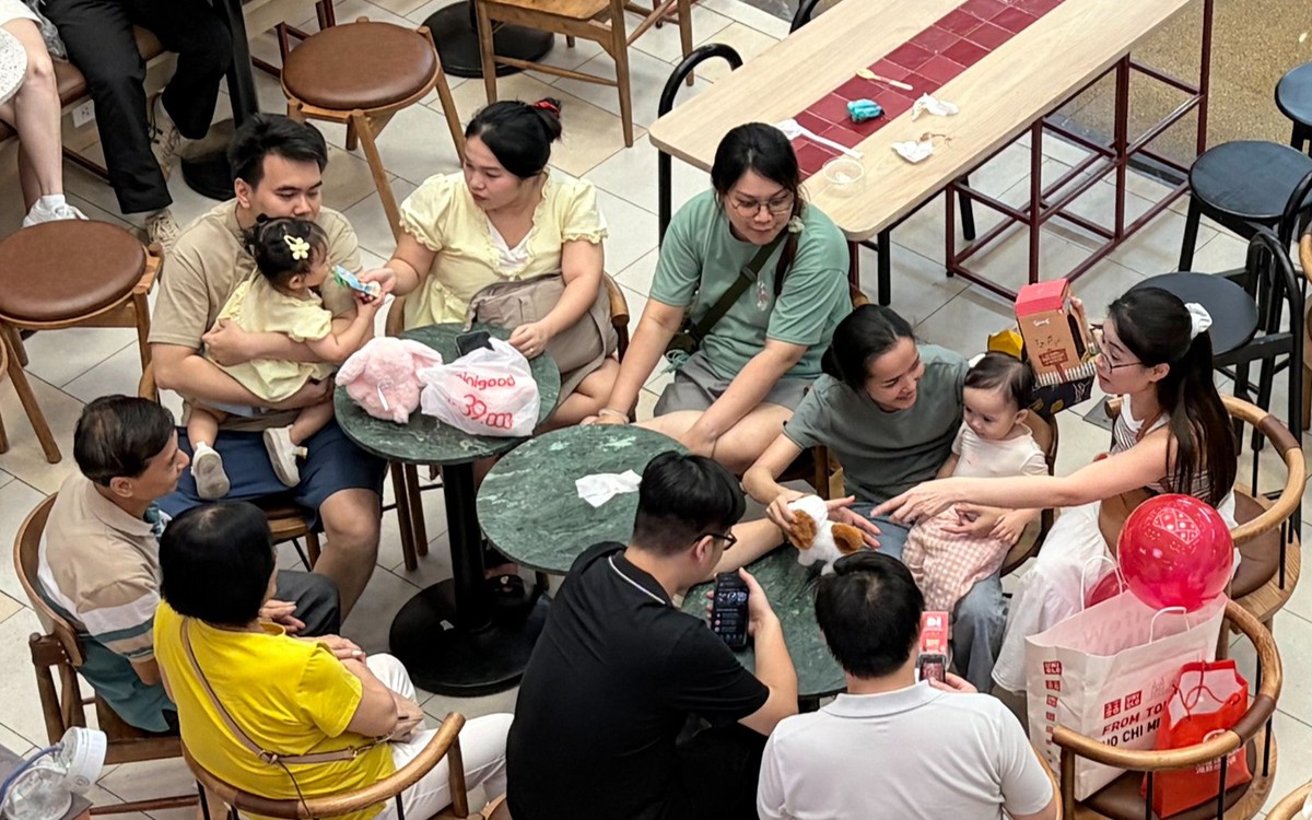 Quán cà phê, quán nước đông khách dịp lễ 2-9 tại TP.HCM