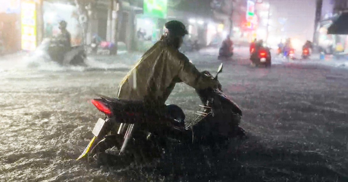 Mưa lớn nhấn chìm nhiều tuyến đường, người dân TP.HCM chật vật về nhà