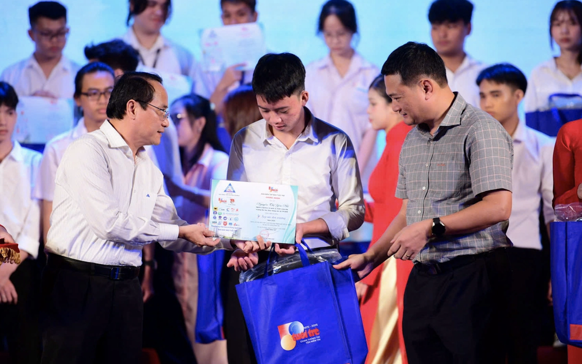 Trường ĐH Nguyễn Tất Thành trao Tiếp sức đến trường 750 triệu đồng: Làm điểm tựa đúng lúc!