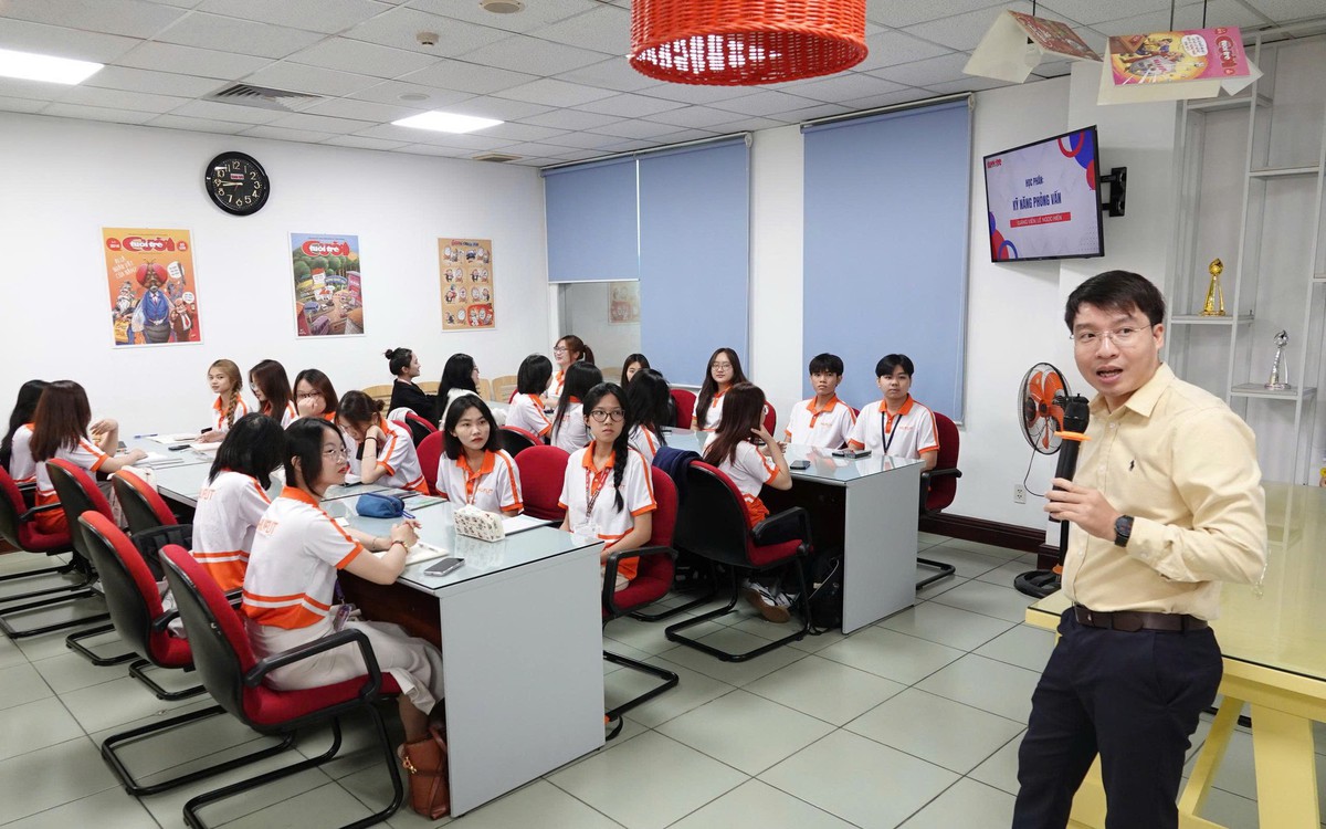 Sinh viên Trường đại học Ngoại ngữ - Tin học TP.HCM học thực hành tại báo Tuổi Trẻ