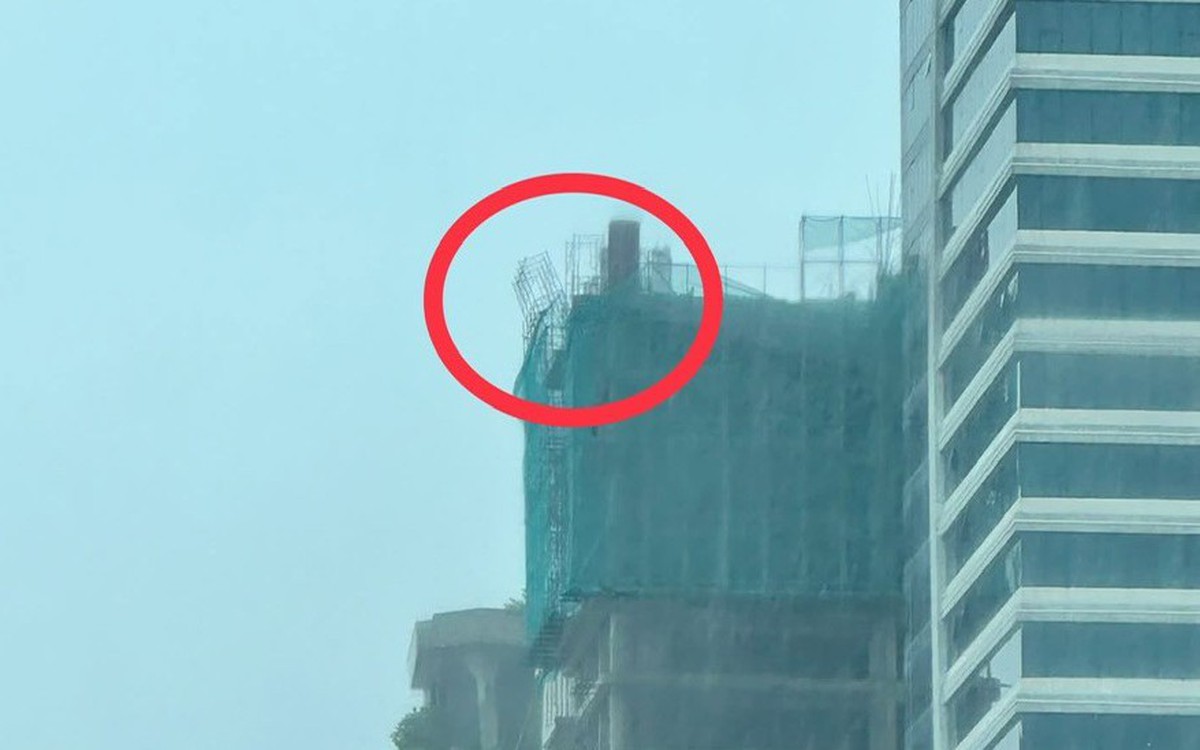 Hình ảnh giàn giáo nghiêng rất nguy hiểm trên tòa nhà 22 tầng ở Đà Nẵng