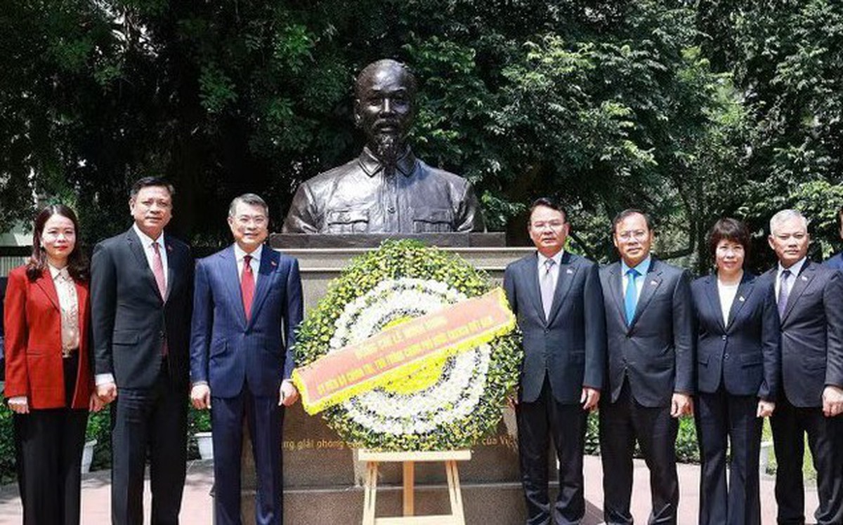 Thủ tướng Lê Minh Hưng dâng hoa tại tượng Chủ tịch Hồ Chí Minh ở Ấn Độ
