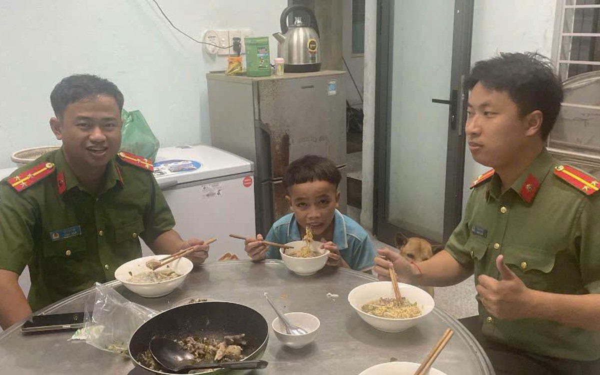 Mẹ làm thuê, cậu bé 13 tuổi nhớ quá đi bộ hơn 100km tìm giữa mưa gió
