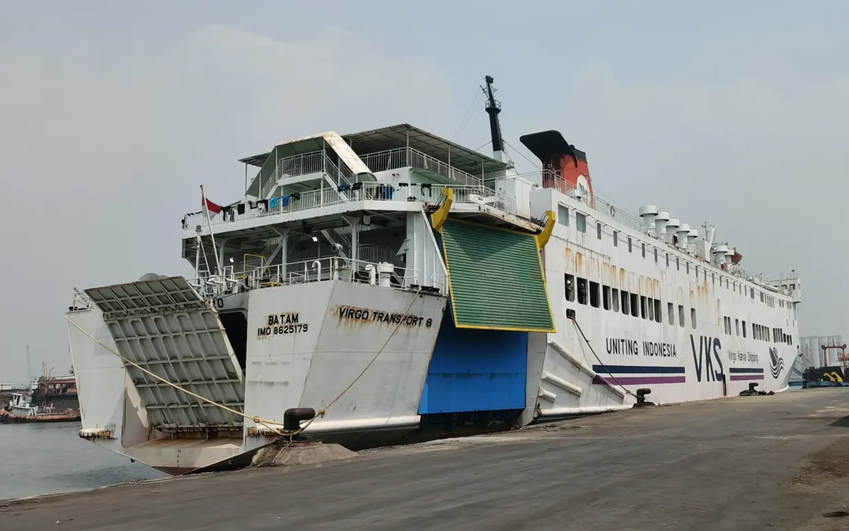 Tàu chở 243 người gặp nạn ở Indonesia, 140 người mất tích