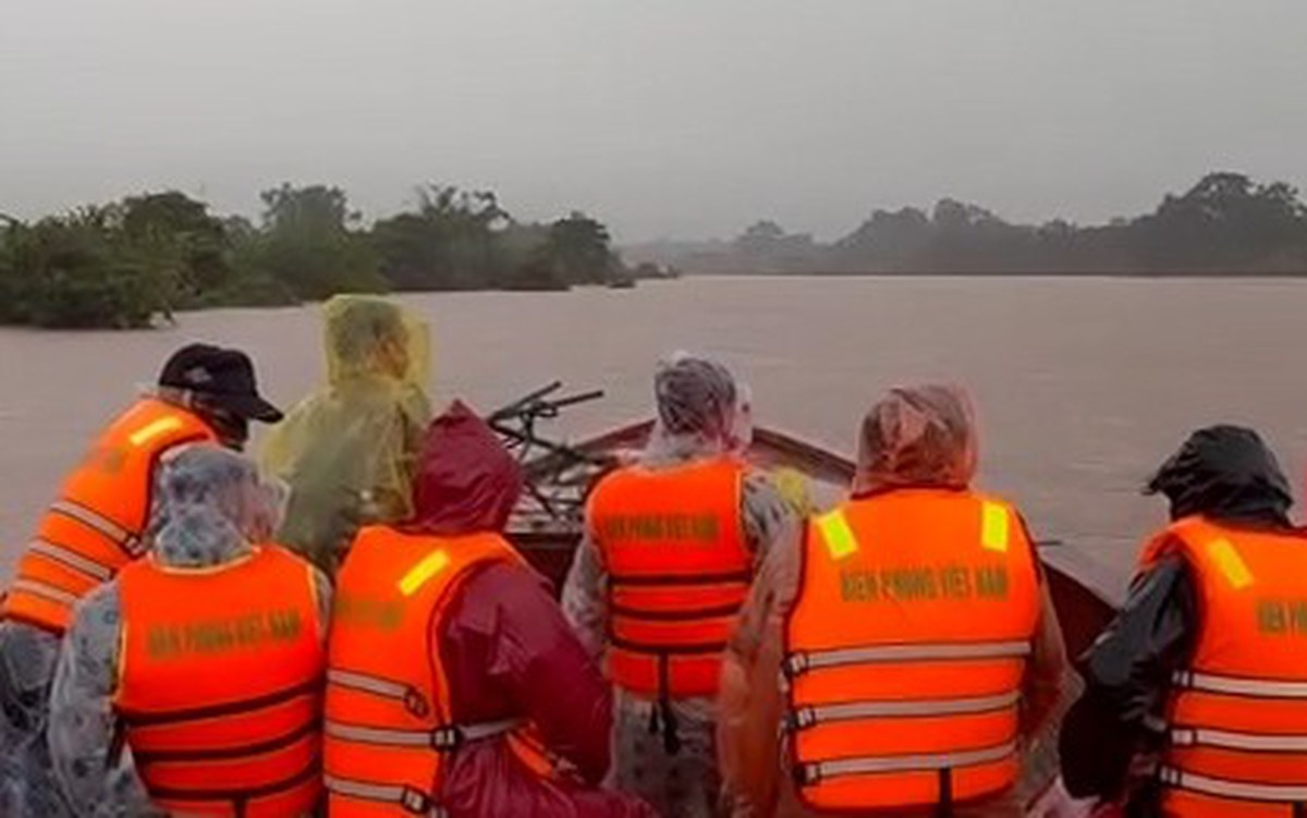 Mưa lũ dâng nhanh trong đêm, Quảng Trị di dời hàng trăm hộ dân ở xã biên giới