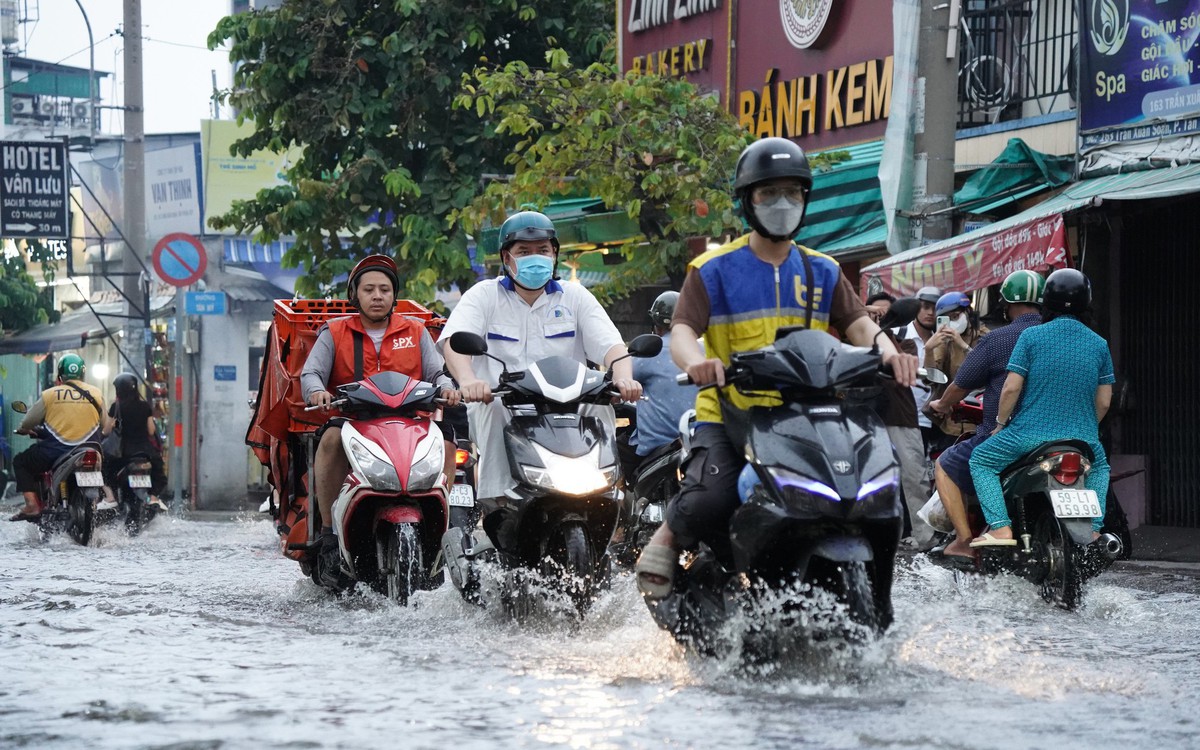 Mưa lớn kết hợp triều cường, người dân một số nơi khó nhọc trên đường về nhà