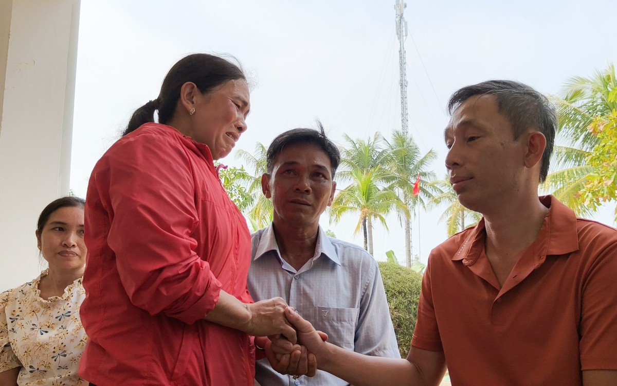 32 ngư dân trở về từ cõi chết: Uống cả nước tiểu cầm hơi, bất lực nhìn 14 bạn tàu buông tay