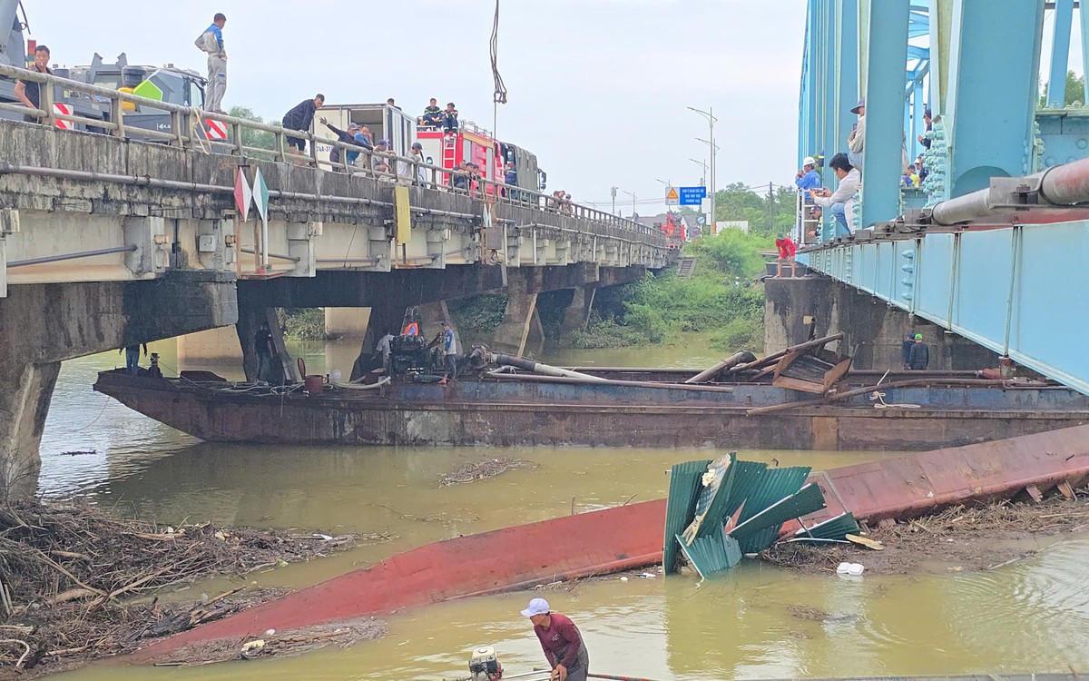 Sà lan to nhất thoát khỏi vị trí mắc kẹt dưới cầu đường sắt Mỹ Chánh