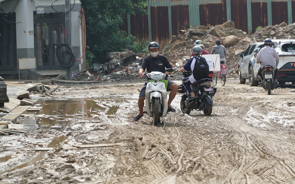 Đường đến trường giữa trung tâm Đà Nẵng lầy lội như ‘ruộng cày’