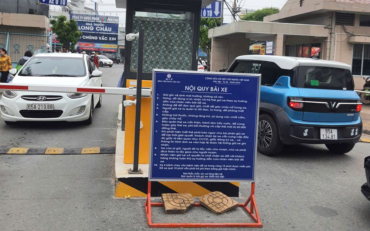 Dân phản ánh bệnh viện đặt chốt giữ xe gây ùn ứ xe cấp cứu
