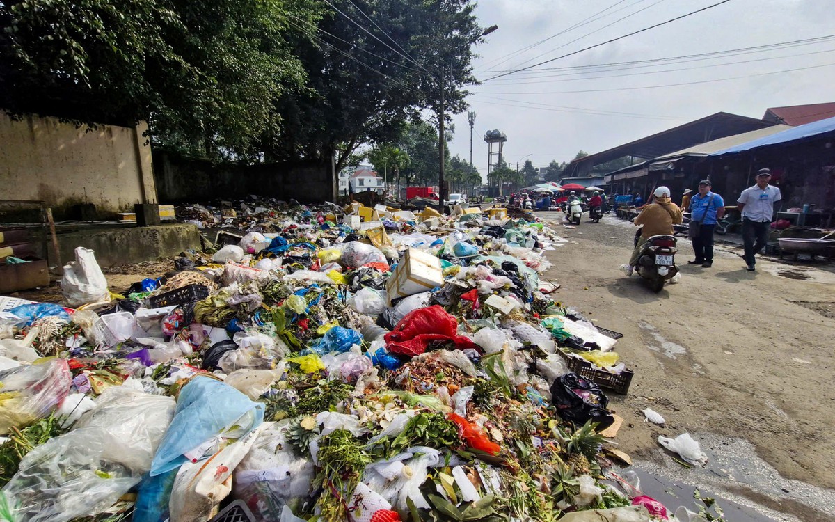 Rác thải ùn ứ quanh trung tâm Bảo Lộc
