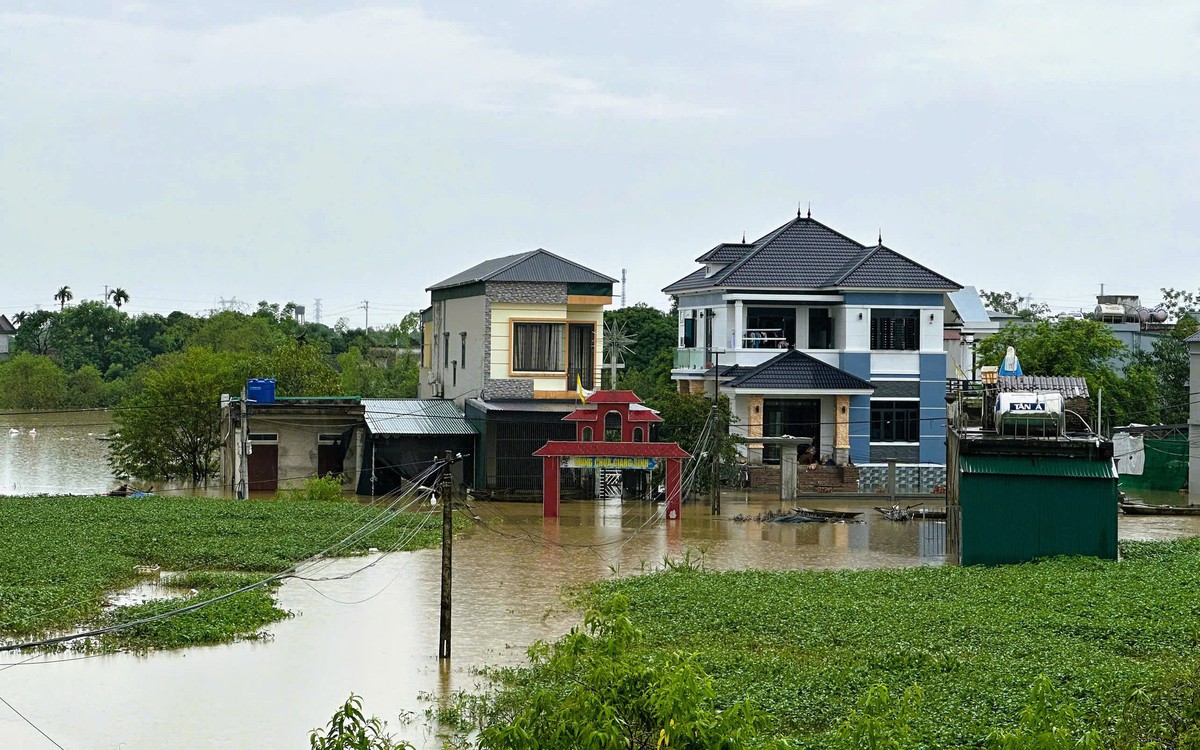 Lũ trên các sông ở Hà Nội, Ninh Bình, Thanh Hóa tiếp tục lên, ven sông ngập sâu