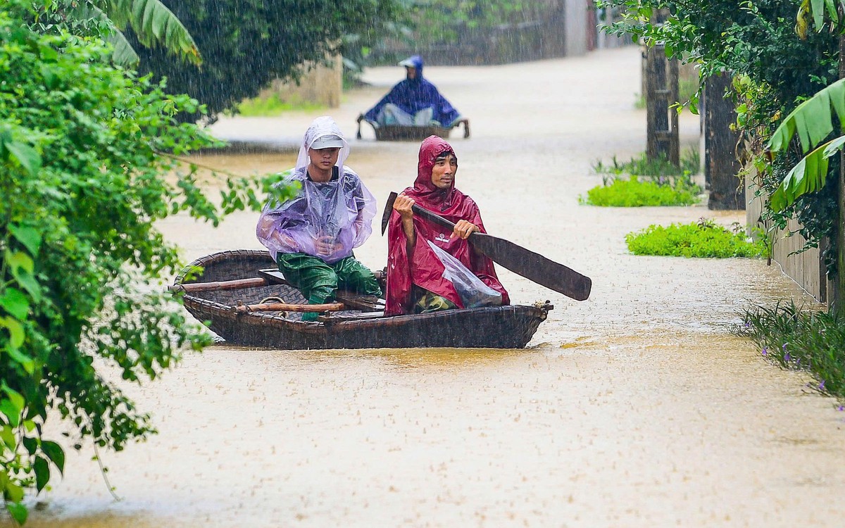Hình ảnh mưa lũ hoành hành làm 3 người chết, hơn 16.000 nhà dân bị ngập lụt