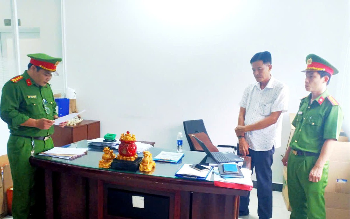 Bắt phó giám đốc chỉ đạo chôn lấp gần 48 tấn chất thải ngay trong nhà xưởng