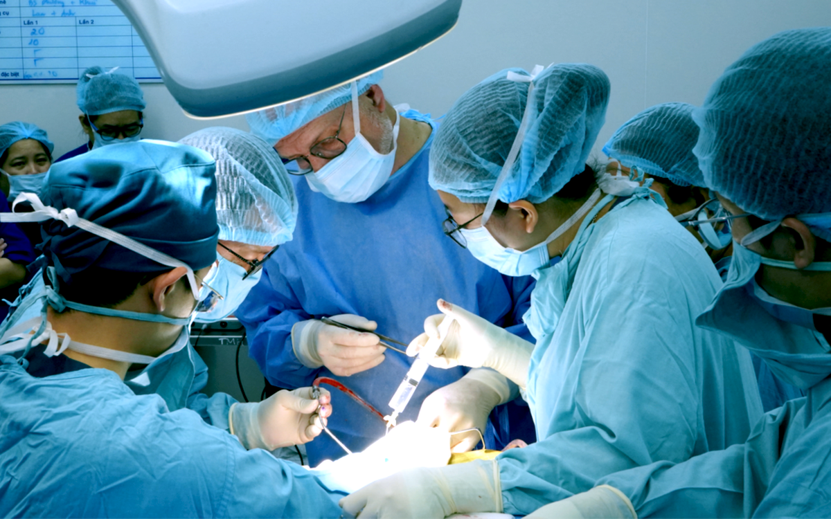 Hai trẻ điếc bẩm sinh phức tạp được mở cánh cửa âm thanh nhờ kỹ thuật đầu tiên ở Việt Nam