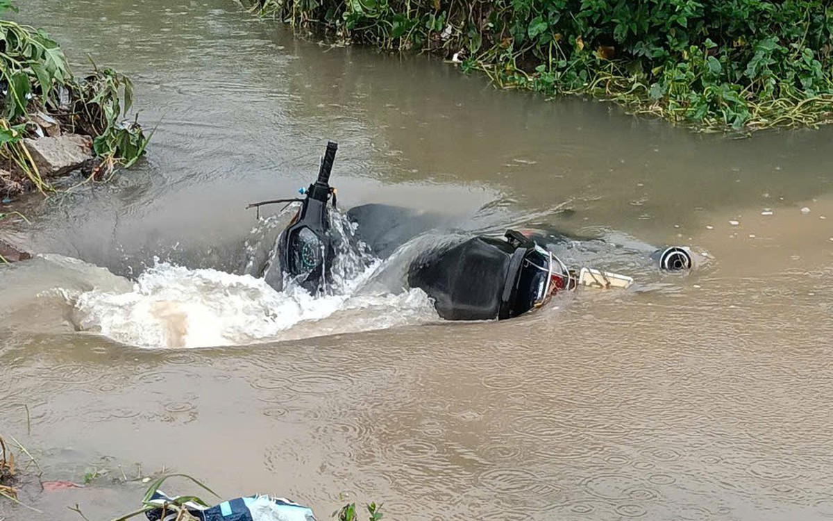 Xác minh thông tin nam sinh nghi bị nước cuốn mất tích khi đi qua đường ngập ở Hà Nội